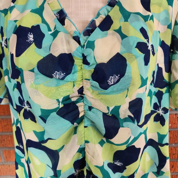 CAbi Trixie Top cropped blue and green floral top size M NWT Spring 2022 - Picture 4 of 12